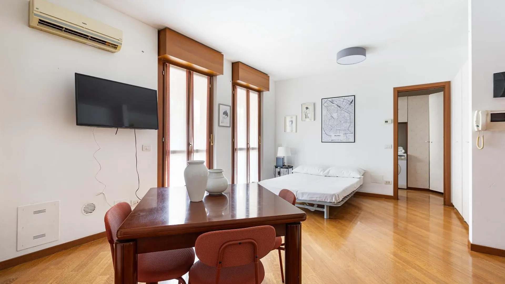 Cosy Studio With Balcony & Private Garage Milan Italy