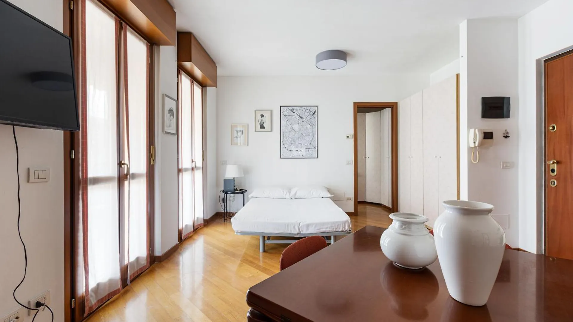 Cosy Studio With Balcony & Private Garage Milan