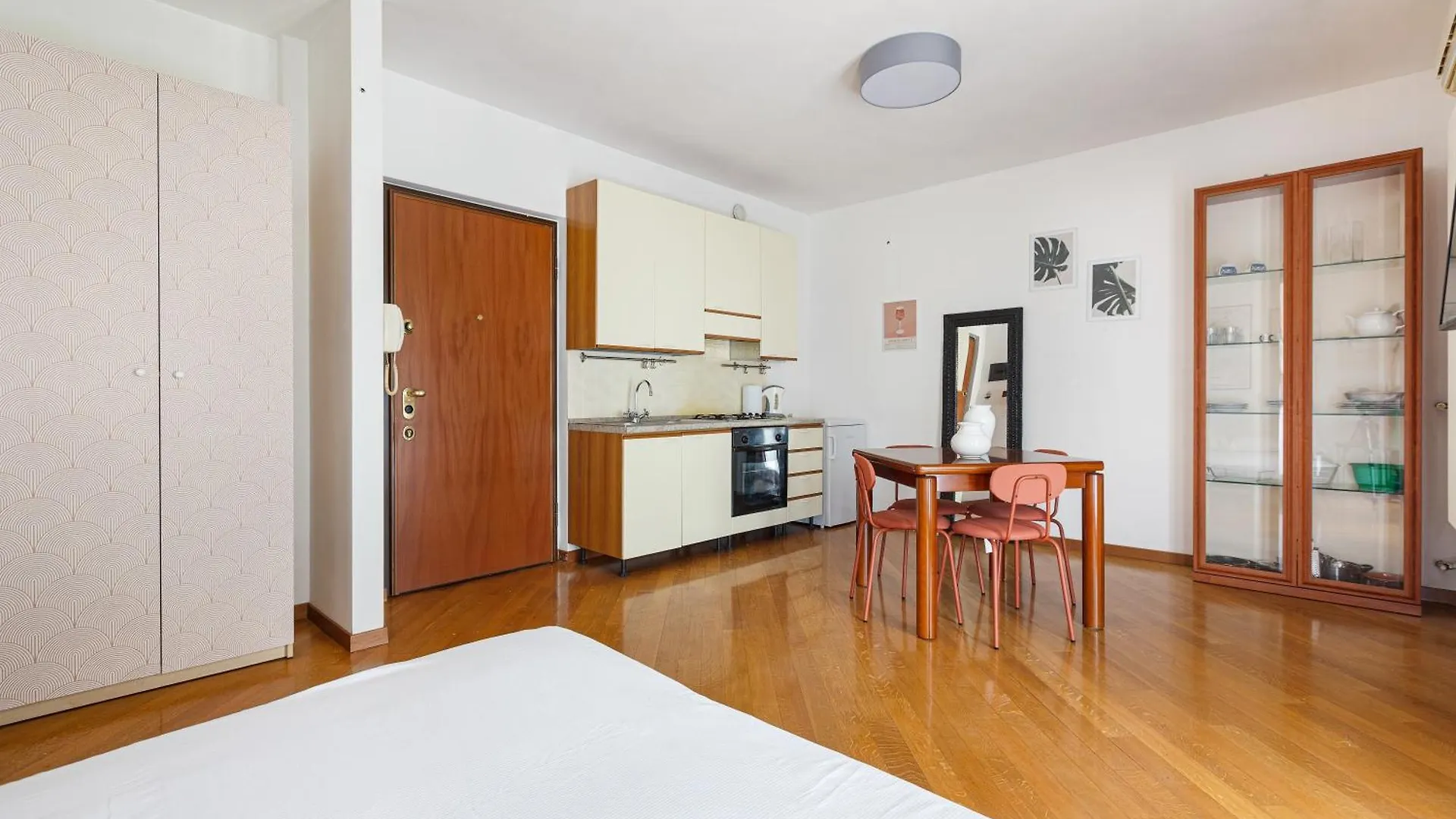 Cosy Studio With Balcony & Private Garage Milan